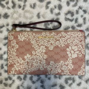 STUNNING Michael kors wristlet in pink!♥️